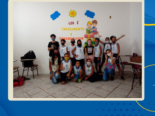 Estudantes do 4° ano chegam animados sendo recebidas pela professora Edna.