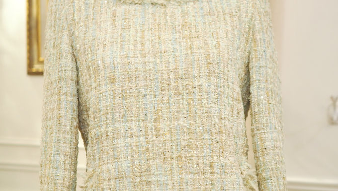 淺綠色圓領上衣