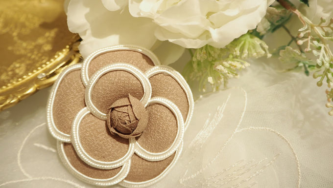 卡其色山茶花胸針