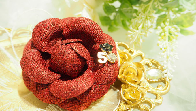 棗紅色山茶花胸針