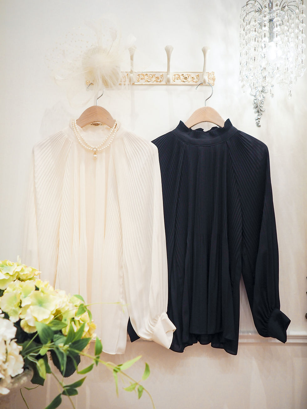 Thumbnail: Pleats Chiffon Blouse (Creamywhite)