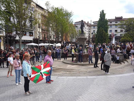 Sirena eta kanpai hotsek Gernika hartu dute, bonbardaketa gogoan
