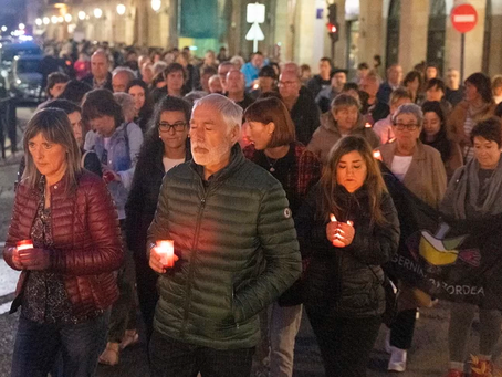Las sirenas vuelven a sonar y las velas iluminan 85 años de duelo en Gernika