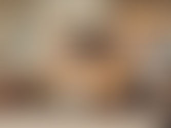 Gelber Foodtruck mit Donuts und Getränken in industrieller Umgebung. Schilder mit "Coffee", Luftballons und Pflanzen dekorieren den Stand.