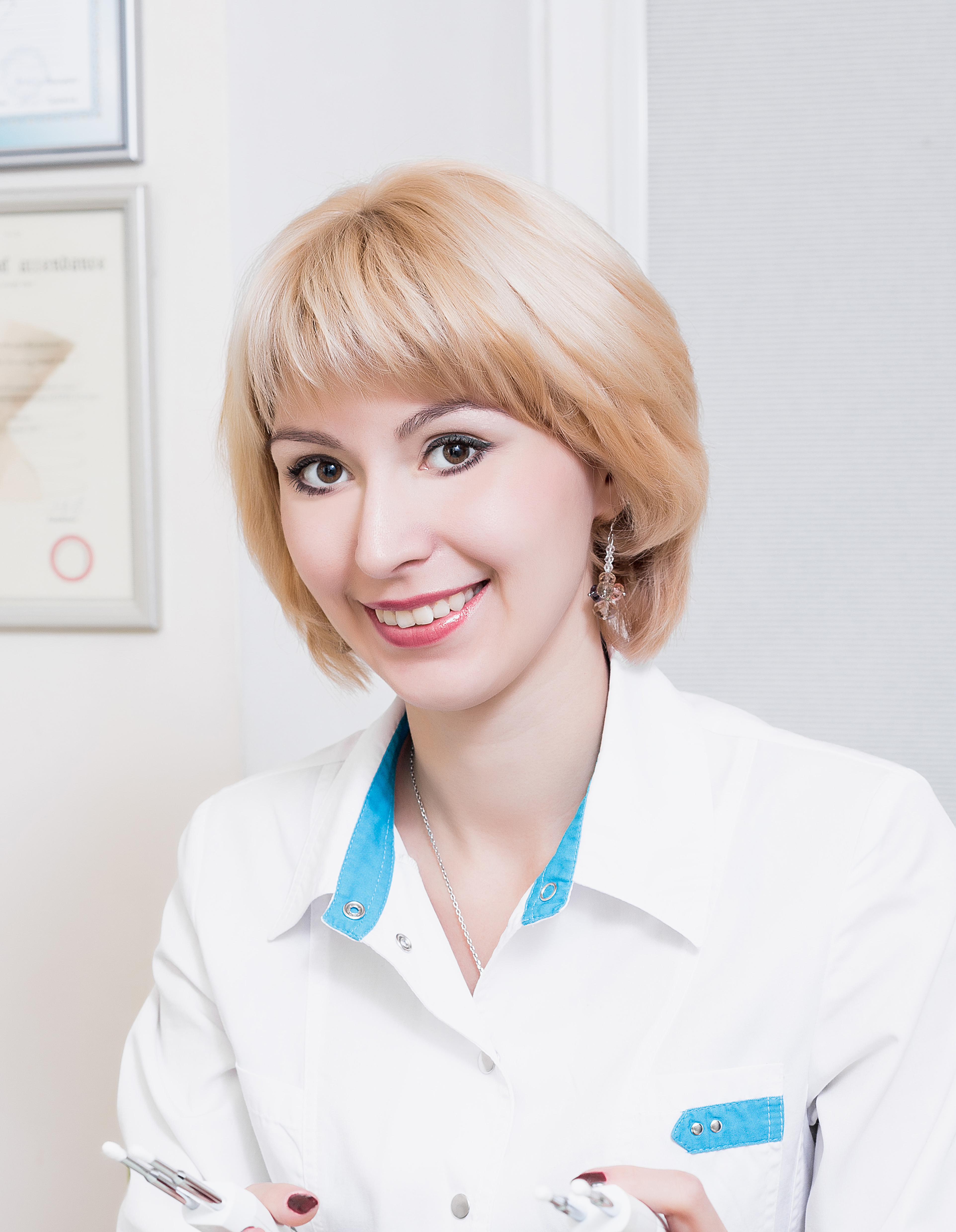 Gülümseyen Kadın Diş Hekimi