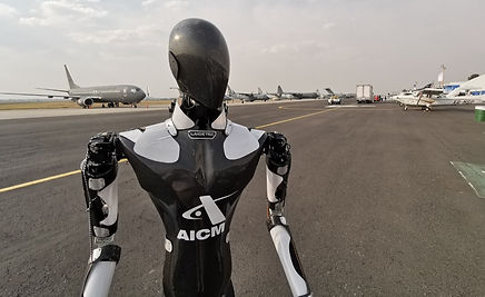 Robot Centurión en el aeropuerto de la Ciudad de México haciendo una activación de marca