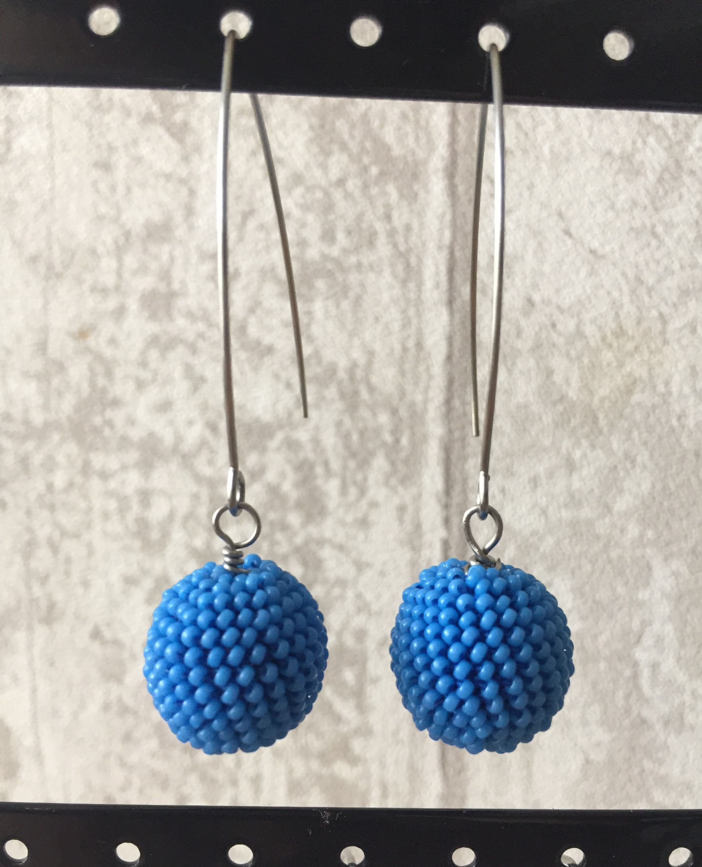 Boucle d'oreilles boules bleues vif