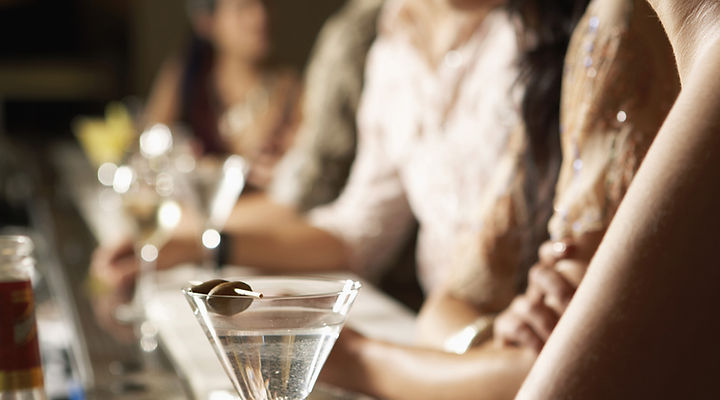 rencontre entre célibataires à Paris autour d’un verre