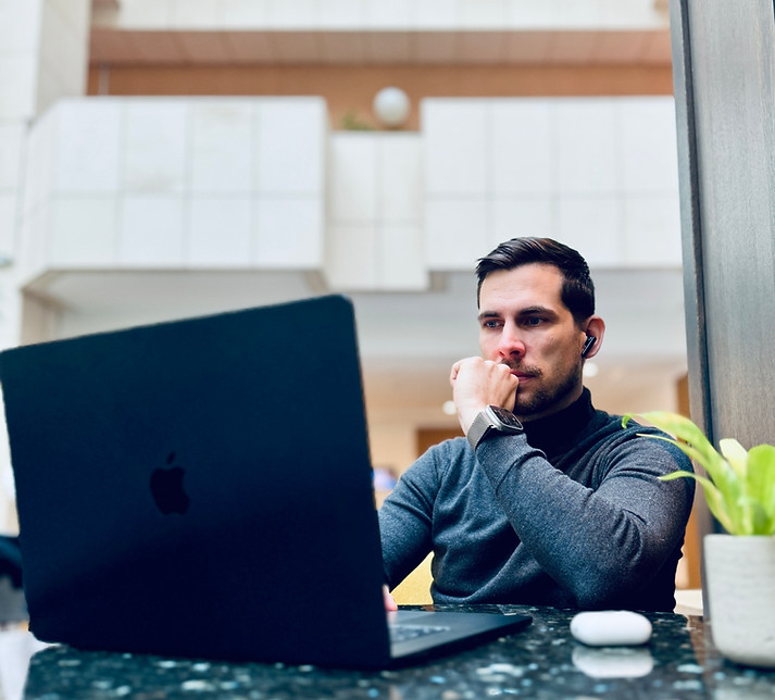 Kun István üzleti mentor és tanácsadó online üzleti konzultáció és vállalkozásfejlesztési munka közben