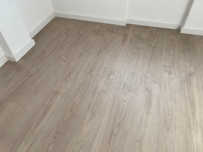 suelo laminado color roble blanco