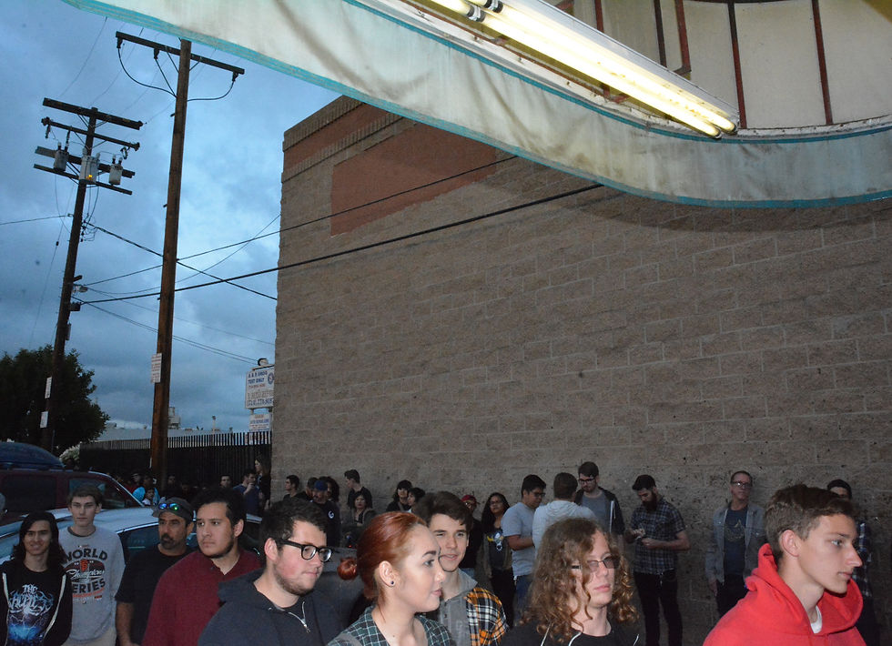 開場前には長蛇の列。