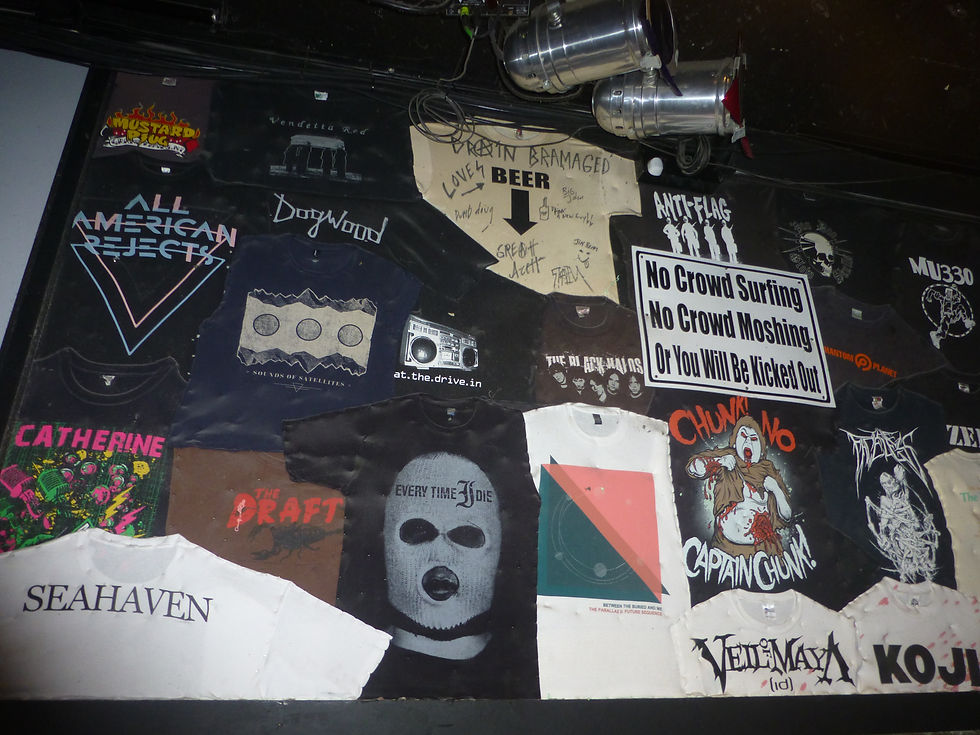 壁一面に張られたバンドのシャツ