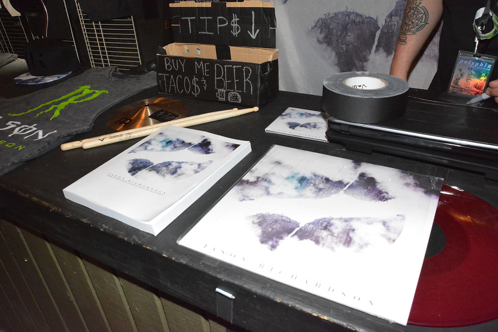 分厚いタブ譜本も売っていた。