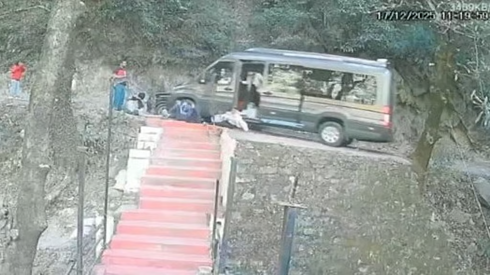 ಡಾಲ್ಹೌಸಿ ಬಳಿ ಇಳಿಜಾರಿಗೆ ಉರುಳಿದ ವ್ಯಾನ್, ಪ್ರಯಾಣಿಕರ ನಾಟಕೀಯ ಪಾರು!