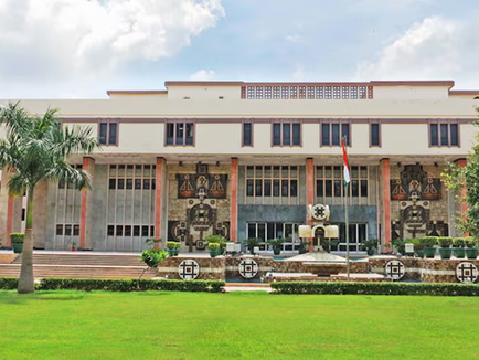 ಹೆಚ್ಚುವರಿ ಟಿಕೆಟ್ಗಳನ್ನು ಏಕೆ ಮಾರಾಟ ಮಾಡುತ್ತೀರಿ? ಮಾರಣಾಂತಿಕ ಕಾಲ್ತುಳಿತದ ಬಗ್ಗೆ ದೆಹಲಿ ಹೈಕೋರ್ಟ್ ಅಧಿಕಾರಿಗಳನ್ನು ಕೇಳಿದೆ