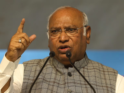 ಎಸ್ಸಿ, ಎಸ್ಟಿ, ಒಬಿಸಿ, ಅಲ್ಪಸಂಖ್ಯಾತರ ಸ್ಕಾಲರ್ಶಿಪ್ ಕಡಿತ: ಕೇಂದ್ರ ಸರ್ಕಾರದ ವಿರುದ್ಧ ಖರ್ಗೆ ವಾಗ್ದಾಳಿ