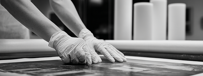 studiojekyllhyde_Technicians_hands_of_a_woman_with_smooth_cle_6838078b-3f3f-46be-aa0a-fb4a