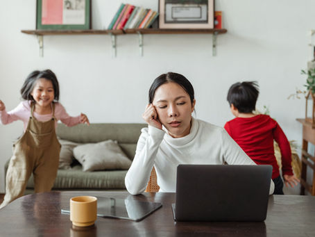 Parent épuisé assis sur un canapé, illustration du burn-out parental