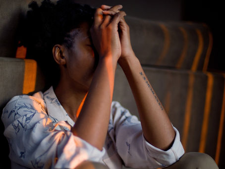 Parent épuisé cherchant des solutions concrètes face au burn-out parental