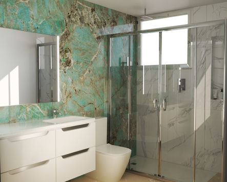 baño reformado estilo francés con marmolado