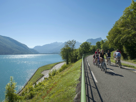 🍂 L’automne autour du lac d’Annecy : une balade à vélo aux mille couleurs 🚴♀️