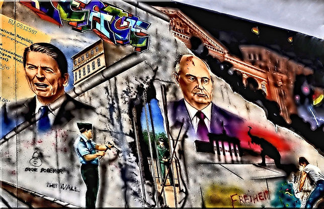 Graffiti of Reagan and Gorbachev