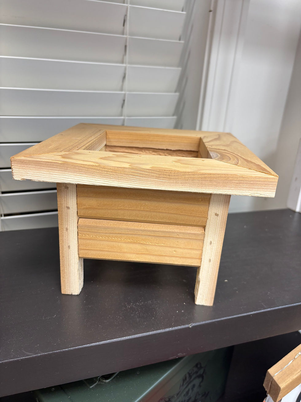 Mini tabletop cedar planter