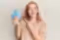 mujer-caucasica-joven-sosteniendo-10000-pesos-chilenos-sonriendo-feliz-senalando-mano-dedo