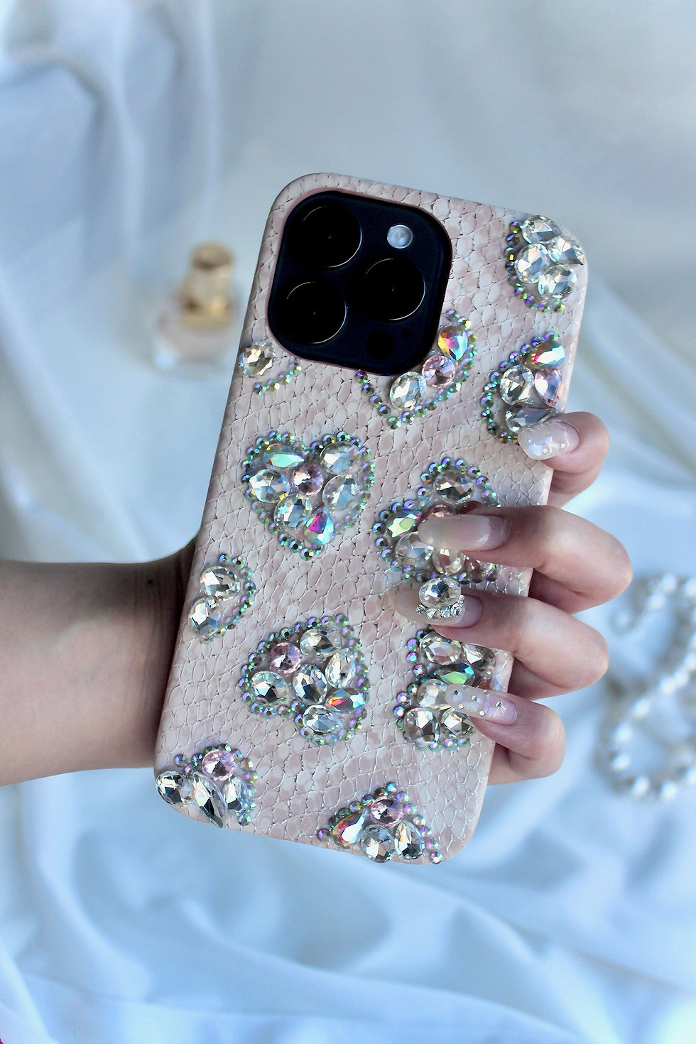 Thumbnail: Make a statement with this stunning pink iPhone 14 Pro Max case. The sparkling rhinestone design is sure to turn heads. #iphonecase #phonecase #pinkcase #rhinestone #luxury #statementpiece