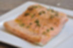 Trancio di salmone dorato al forno con erbe