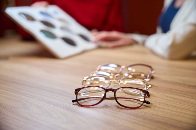 7-imagem-eyeglasses-and-choices-at-the-optometrist-shop-2026-01-08-06-35-23-utc (1).jpg