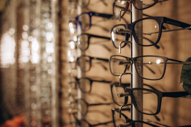 2-eyeglasses-shop-stand-with-glasses-in-the-store-o-2026-03-24-09-08-13-utc.jpg