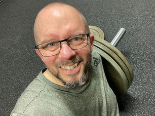 Personal Trainer Helsinki Kenneth Beijar ohjaa asiakasta Elitra Exercise Studiolla