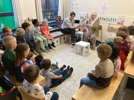 Voorleesweek krijgt warm vervolg door bezoek van bewoners VZW De Bron in VBS Grotenberge