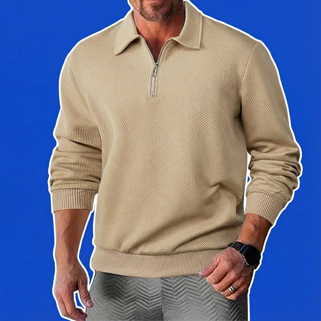 Mann trägt ein beiges Polohemd mit schwarzer Uhr und silbernem Ring.