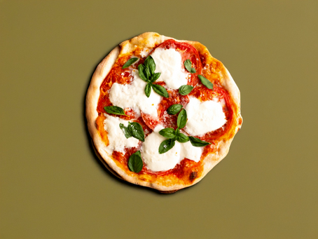 The Simple Perfection of a Fresh Mozzarella Margherita Pizza