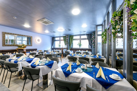Frühstücksraum mit blauen Akzenten
