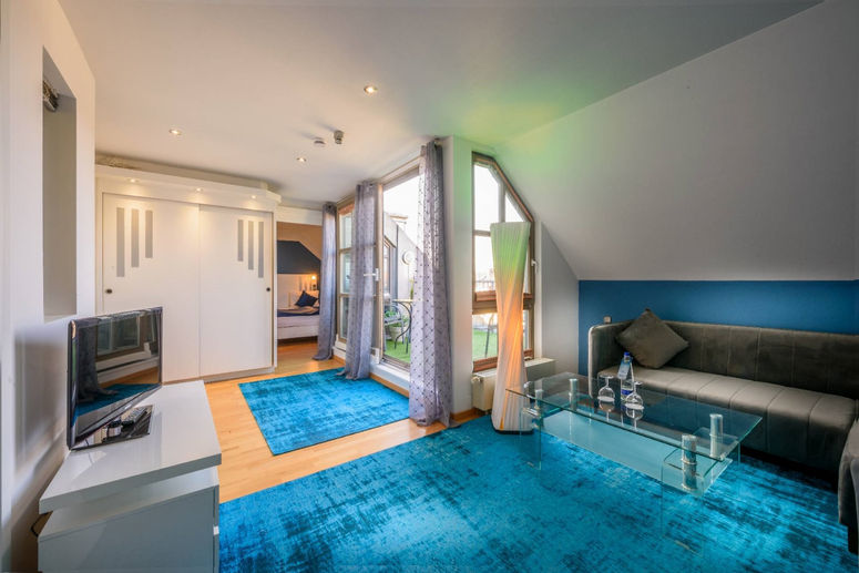 Hotel suite with living area in a quiet and central location in Munich.