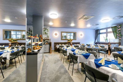 Frühstücksraum, Frühstücksaal im Hotel Rivoli mit blauen Akzenten
