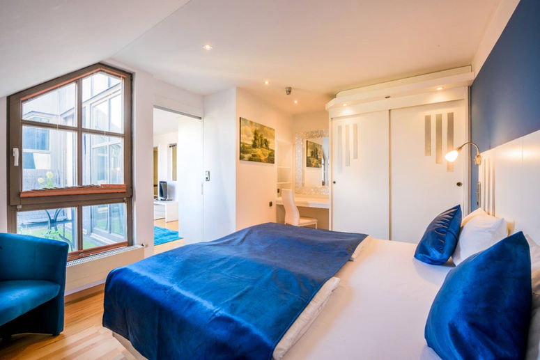 Comfortable hotel room in a central location in Munich.