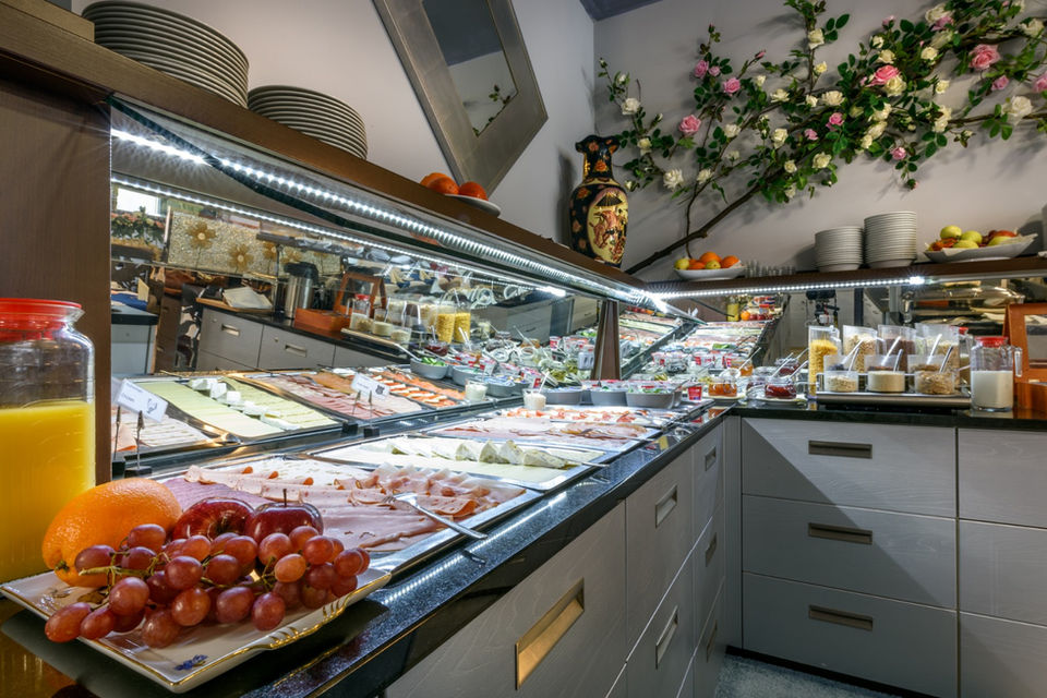Frühstücksbüffet, frisches Obst, Aufschnitt