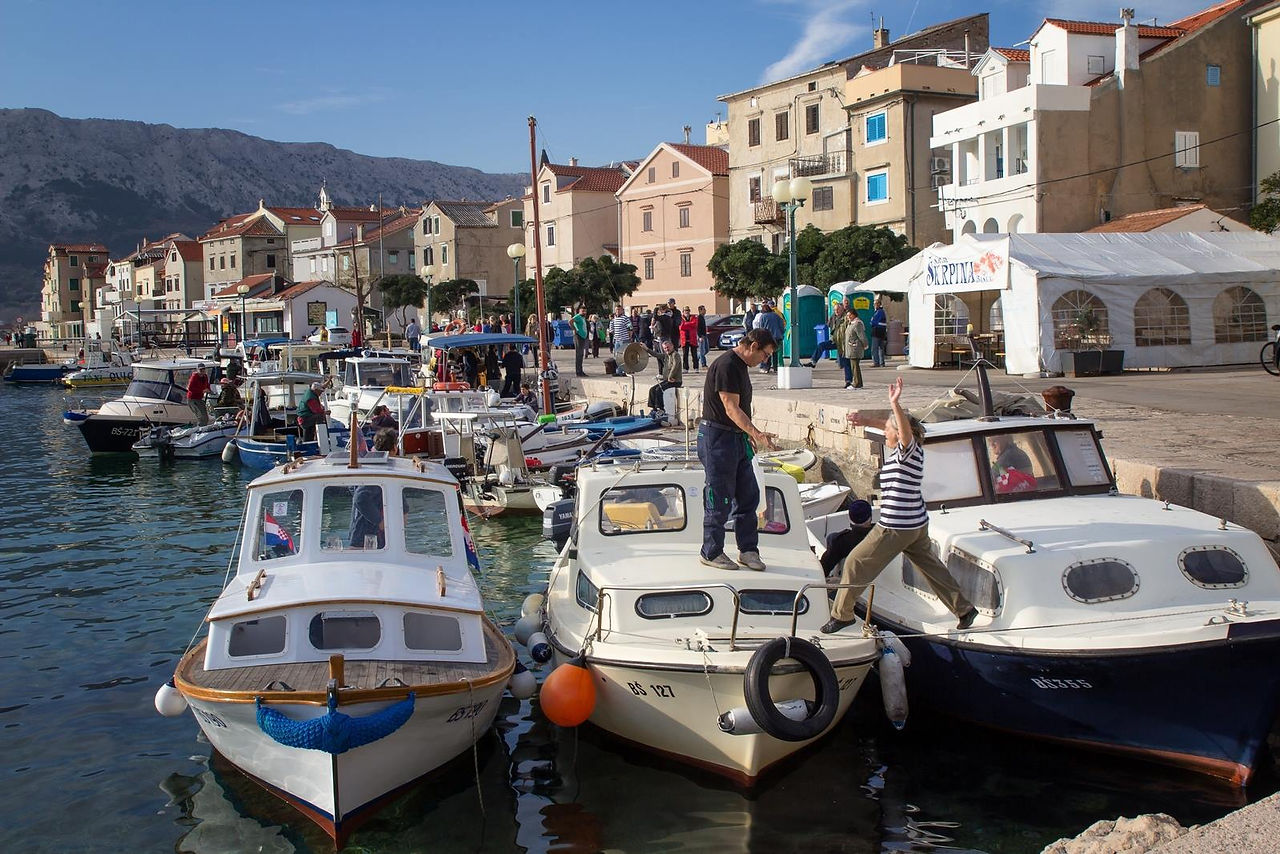 Baska squids catching competition