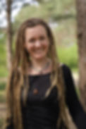 Dreaderin Simone Langer mit ihren langen Dreadlocks in der Natur unterwegs