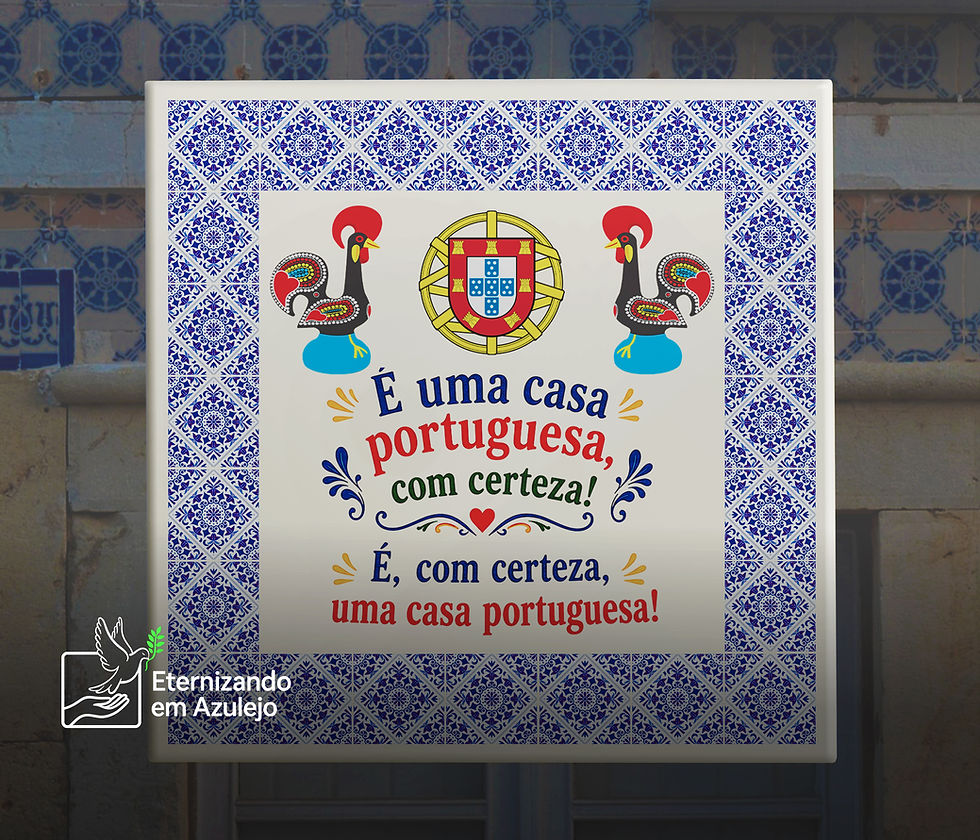 Azulejo Português Personalizado É Uma Casa Portuguesa Galo de Barcelos em cerâmica com frase tradicional, dois galos de Barcelos e brasão de Portugal.