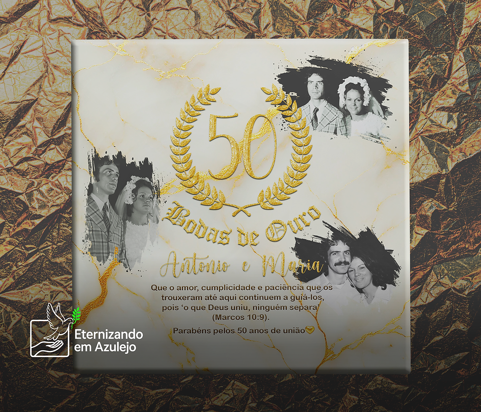 Azulejo personalizado com foto bodas de ouro com fundo de mármore e veios dourados, destacando coroa de louros, três imagens do casal, mensagem bíblica e suporte de mesa.