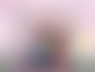 Azulejo personalizado de Dia das Mães com foto de mãe e filha abraçadas, flores rosas ao fundo e a frase 'Hoje celebramos quem nos ensina a amar.