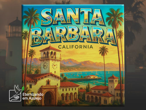 Azulejo Personalizado com Foto Santa Barbara Califórnia exibindo uma peça cerâmica individual quadrada com uma ilustração artística em estilo vintage de viagem. A estampa mostra palmeiras altas nas laterais, construções coloniais com uma torre de relógio na base, o mar azul com pequenos barcos ao centro e montanhas sob um céu dourado, coroada no topo pela inscrição "SANTA BARBARA CALIFORNIA" em letras artísticas estilizadas.