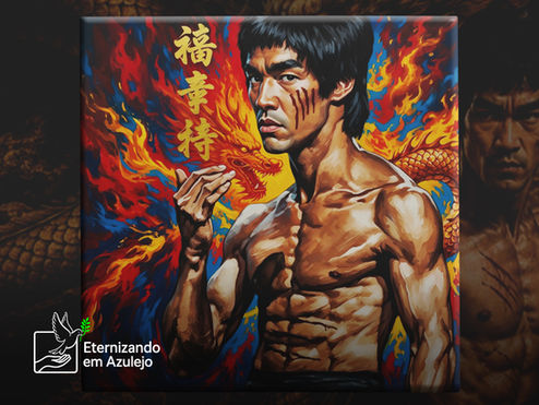 Azulejo Personalizado Bruce Lee em cerâmica com postura de combate, ideogramas orientais e dragão em chamas ao fundo.