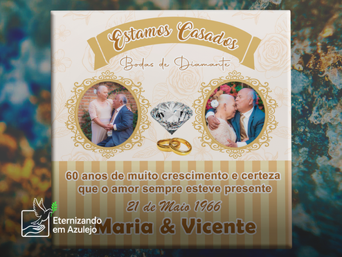 Azulejo personalizado com foto bodas de diamante mostrando dois medalhões dourados com imagens do casal Maria e Vicente, um diamante central com alianças e texto de 60 anos de casados.