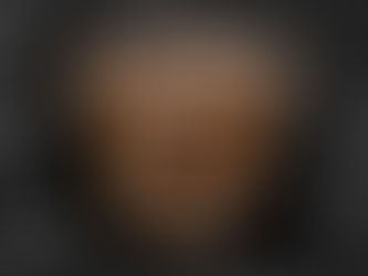 Azulejo com logo laranja da Harley-Davidson sobreposto a uma imagem em preto e branco de um motor de motocicleta.